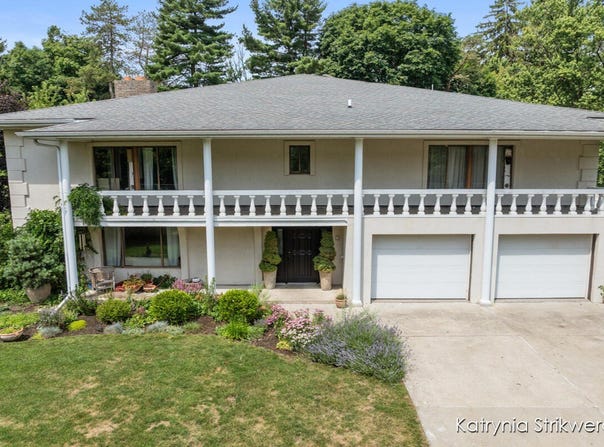 1217 El Camino Drive NW, Grand Rapids, MI 49504