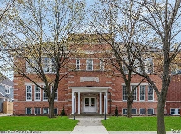 389 Saint Clair Avenue, Grosse Pointe, MI 48230