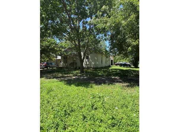 624 E 8th St, Newton, KS 67114