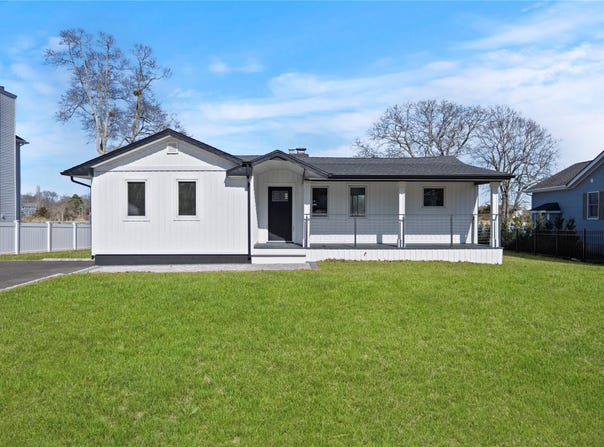 193 Holiday Boulevard, Center Moriches, NY 11934