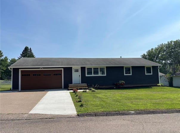 318 10th Street E, Wabasha, MN 55981