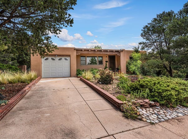215 Sombrio, Santa Fe, NM 87501