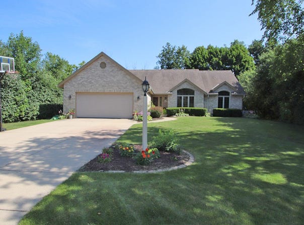 N52w14273 Thornhill Dr, Menomonee Falls, WI 53051