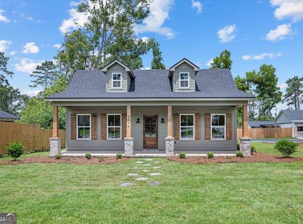 2204 N Oak, Valdosta, GA 31602