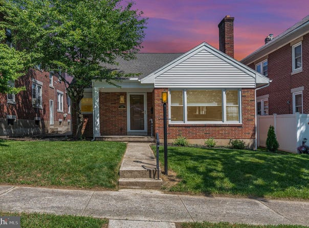 69 W AREBA AVENUE, HERSHEY, PA 17033