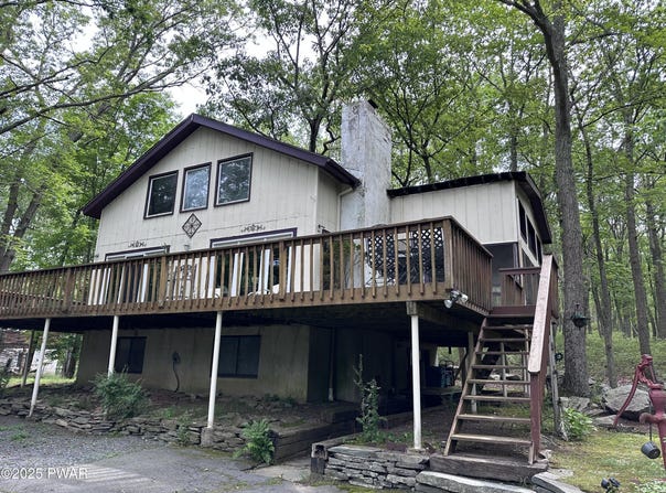 825 N Hillview Place, Lords Valley, PA 18428