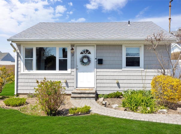 3 Kent Place, Amityville, NY 11701
