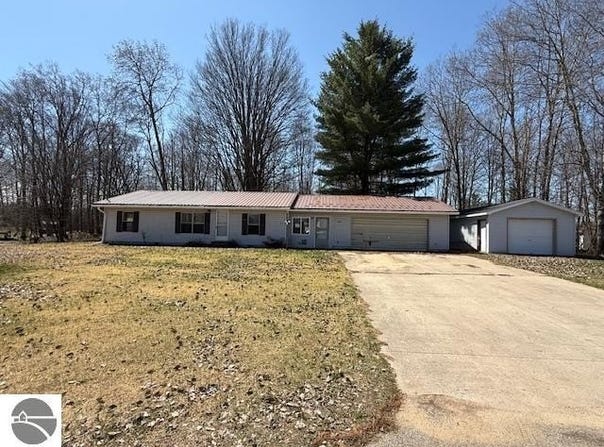 559 Gitchegumee Drive, Buckley, MI 49620