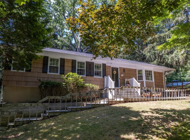 33 Circle Drive, Shoreham, NY 11786