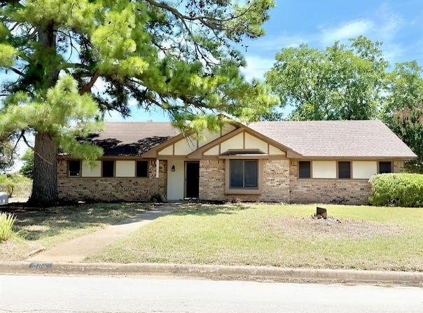 805 Lee Court, Azle, TX 76020