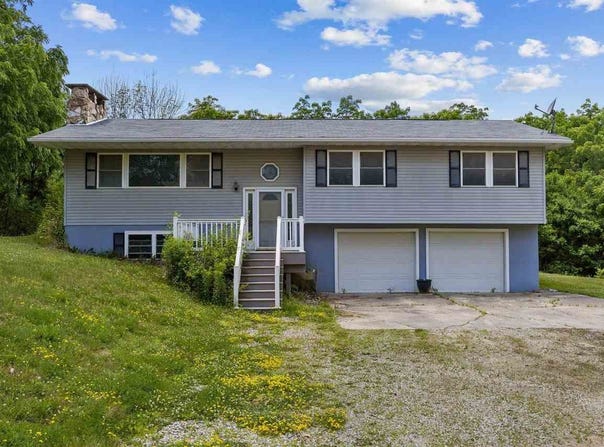 6053 28th Avenue Dr, Vinton, IA 52349