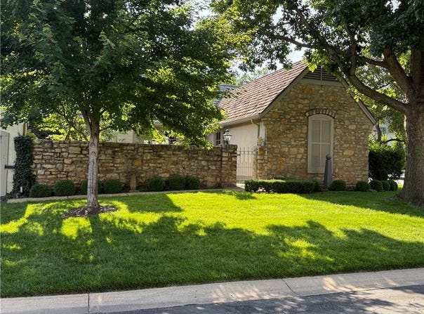 10 Coventry Court, Prairie Village, KS 66208