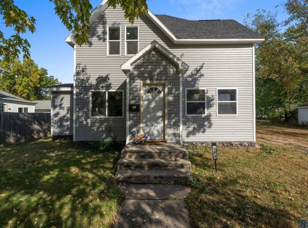 222 W 2nd St, Canton, SD 57013