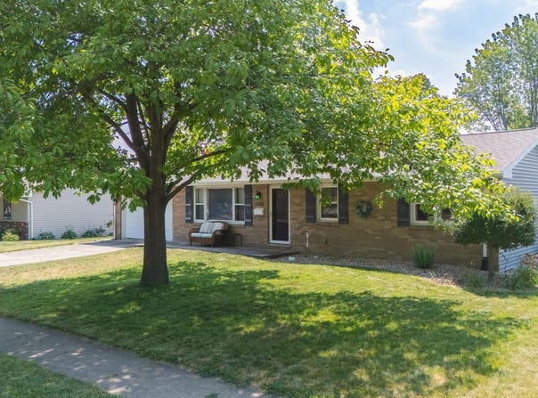 1100 HAMPTON Road, Washington, IL 61571