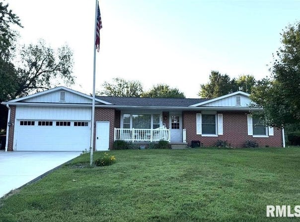 209 HILLCREST Drive, Washington, IL 61571