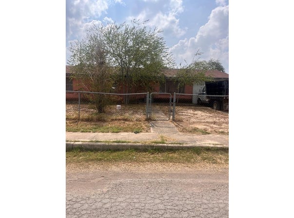 610 E Jackson St, Crystal City, TX 78839