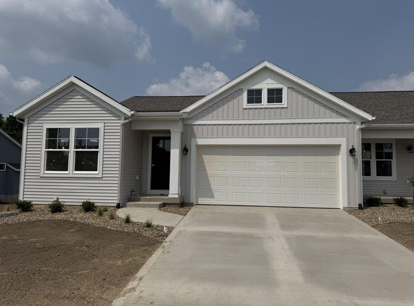 1531 N Village Circle, Kalamazoo, MI 49009