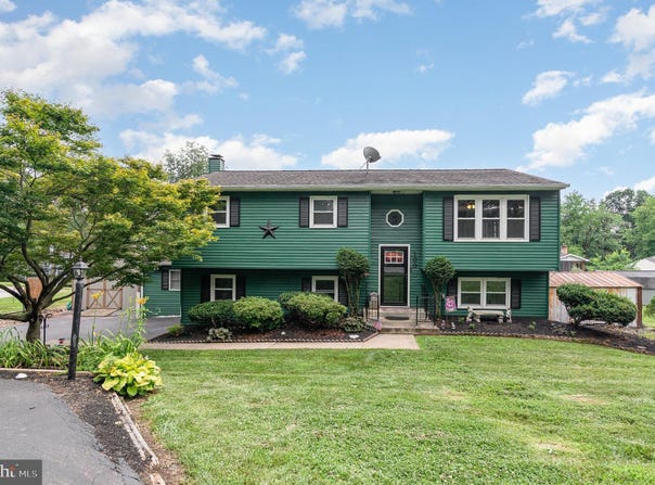100 SUGAR MAPLE DRIVE, ETTERS, PA 17319