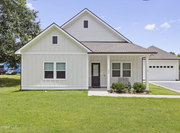 205 Caron Lane, Bay Saint Louis, MS 39520
