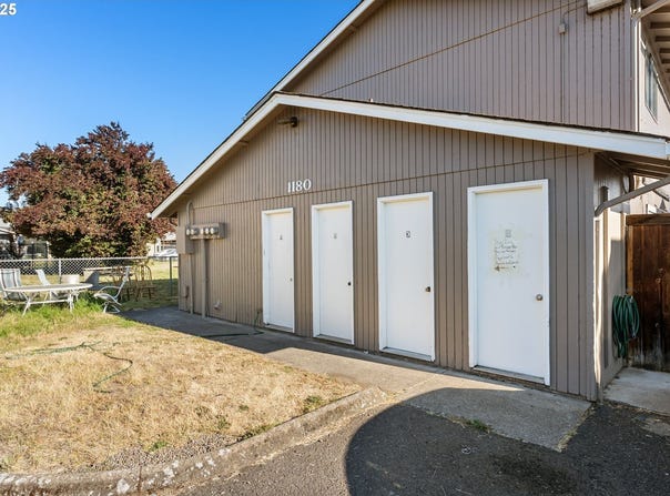 1180 R ST, Springfield, OR 97477