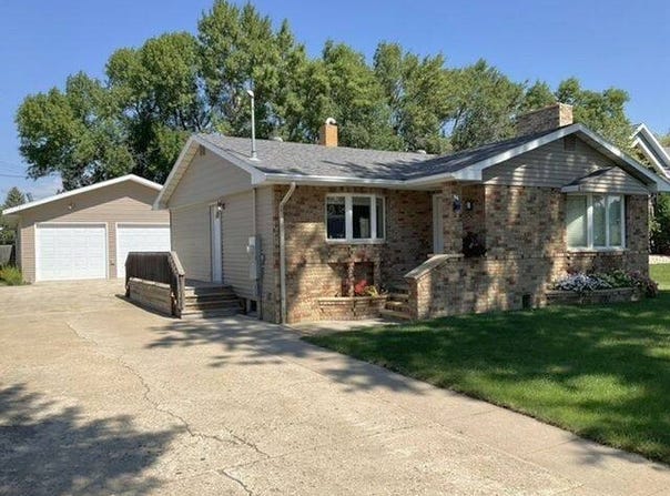 609 3rd Street SE, Rugby, ND 58368