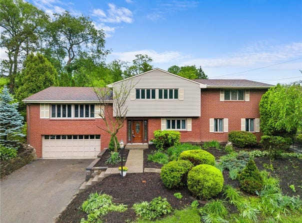 2525 Chapelwood Dr, St Clair, PA 15241