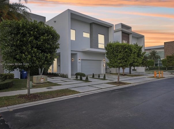 10445 NW 68th Ter, Doral, FL 33178