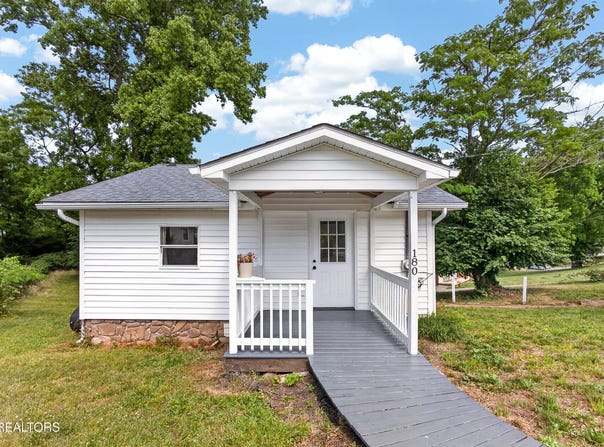 180 Johnson Rd, Oak Ridge, TN 37830