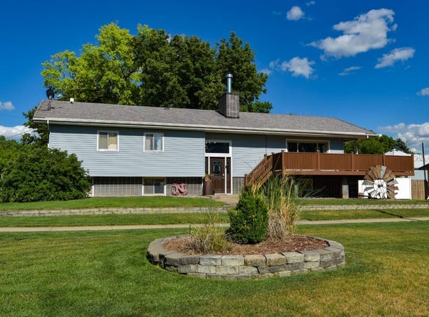 1011 Pacific Street, Cambridge, NE 69022