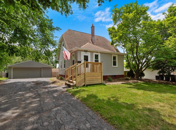 10037 W Bungalow Pkwy, West Allis, WI 53214