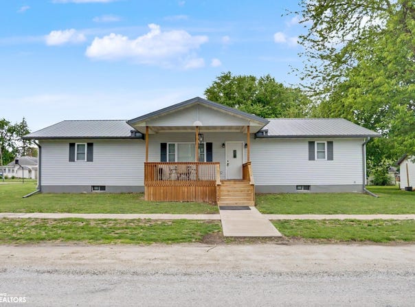 110 S Cooper St, Stronghurst, IL 52601