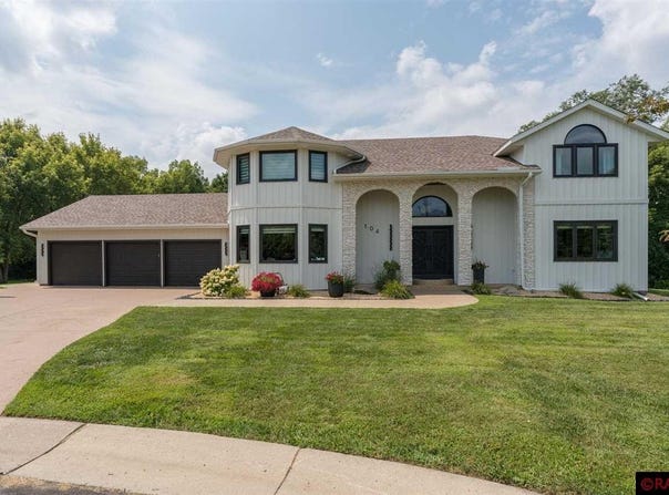 104 Castle Pines Court, Mankato, MN 56001