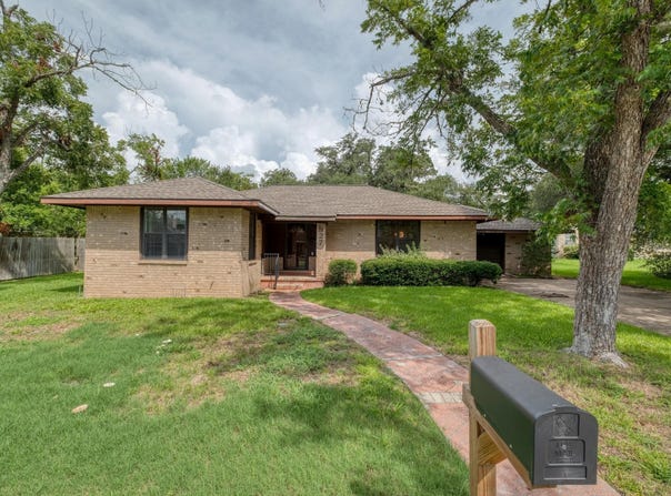 927 E Walnut ST, La Grange, TX 78945