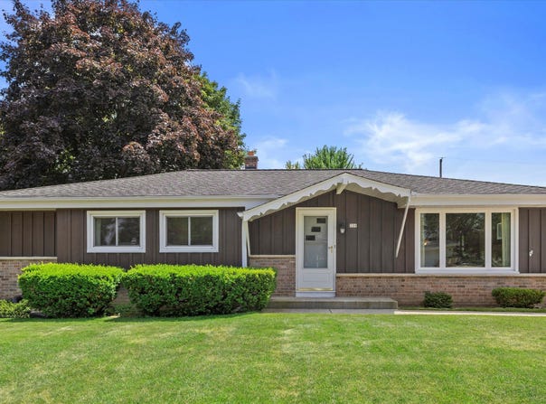 221 W Lilac Ln, Grafton, WI 53024