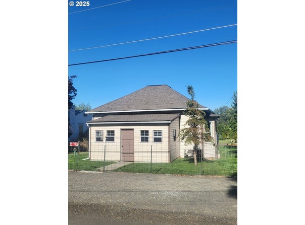 407 SW FOURTH ST, Grass Valley, OR 97029