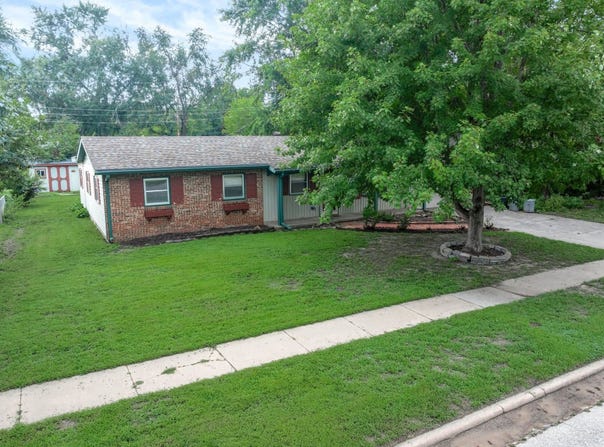 913 N Wilbur Ln, Wichita, KS 67212