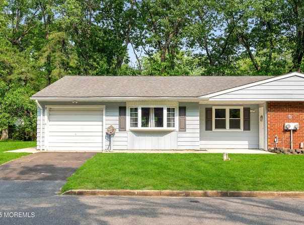 5 Oregon Drive, Whiting, NJ 08759