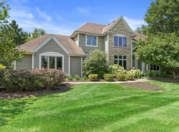 787 Red Oak Dr, Summit, WI 53066