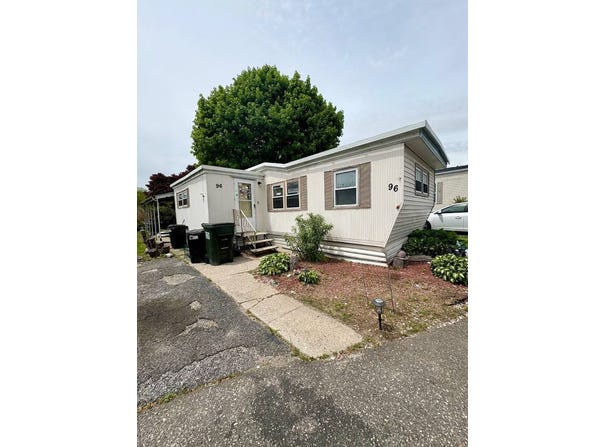 1964 River Rd, Calverton, NY 11933