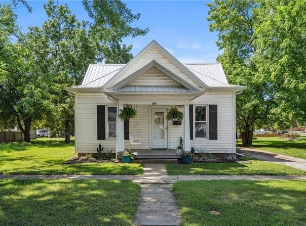 208 E 3rd Avenue, Garnett, KS 66032