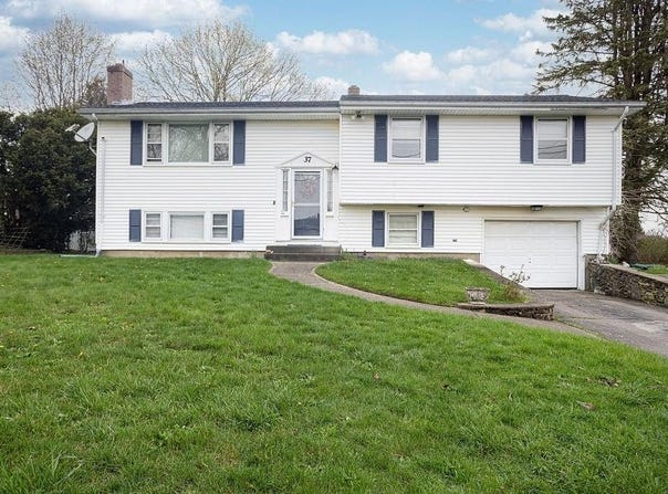 37 Squantum Drive, Middletown, RI 02842