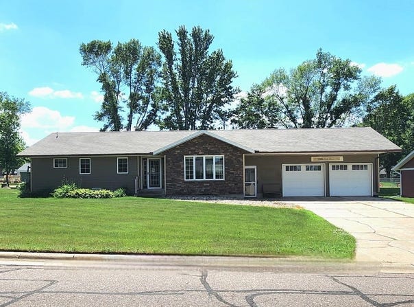 1306 6th St., Hull, IA 51239