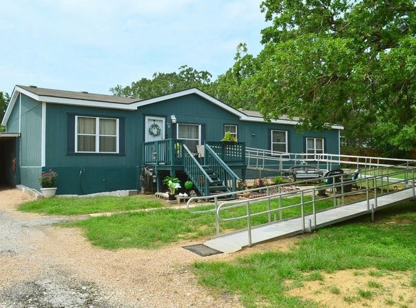 218 Texas Oak Dr, Cedar Creek, TX 78612