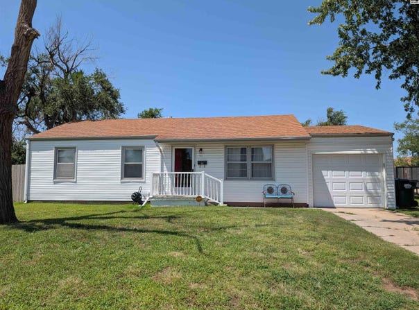 51 Halsey Dr, Hutchinson, KS 67502