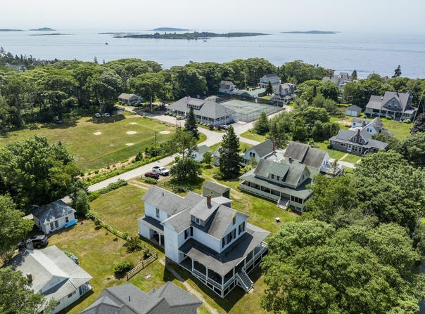 9 Grove Street, Boothbay, ME 04544