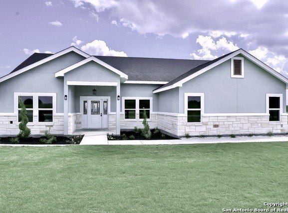 176 Hidden Ranch Ct, Floresville, TX 78114