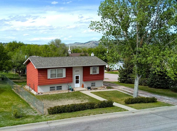 2204 Canton Avenue, Hot Springs, SD 57747