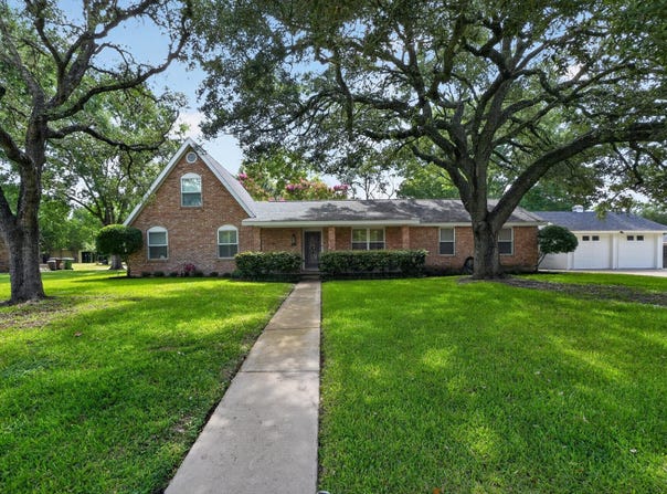 1622 Twin Island Drive, Lockhart, TX 78644