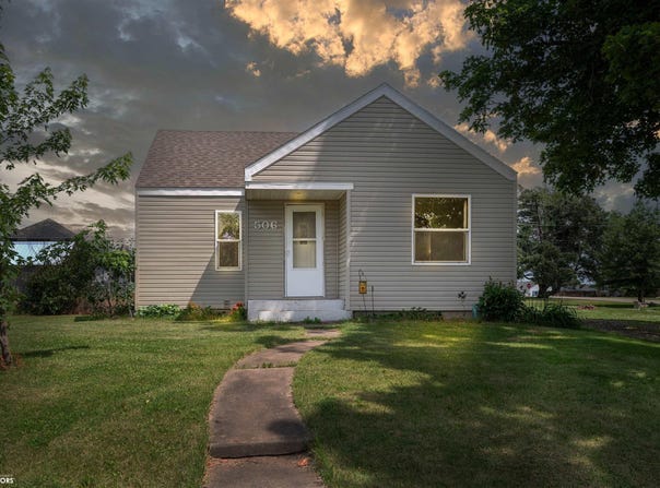 506 E 3rd Street E, Newhall, IA 52315