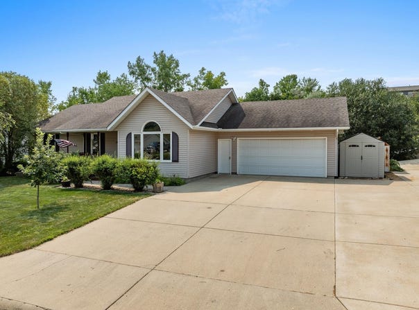 1405 Golden Valley Lane, Minot, ND 58703